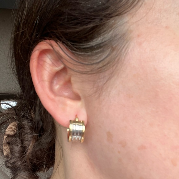 Dual tone hoop earring yellow and white gold - Picture 9 of 10